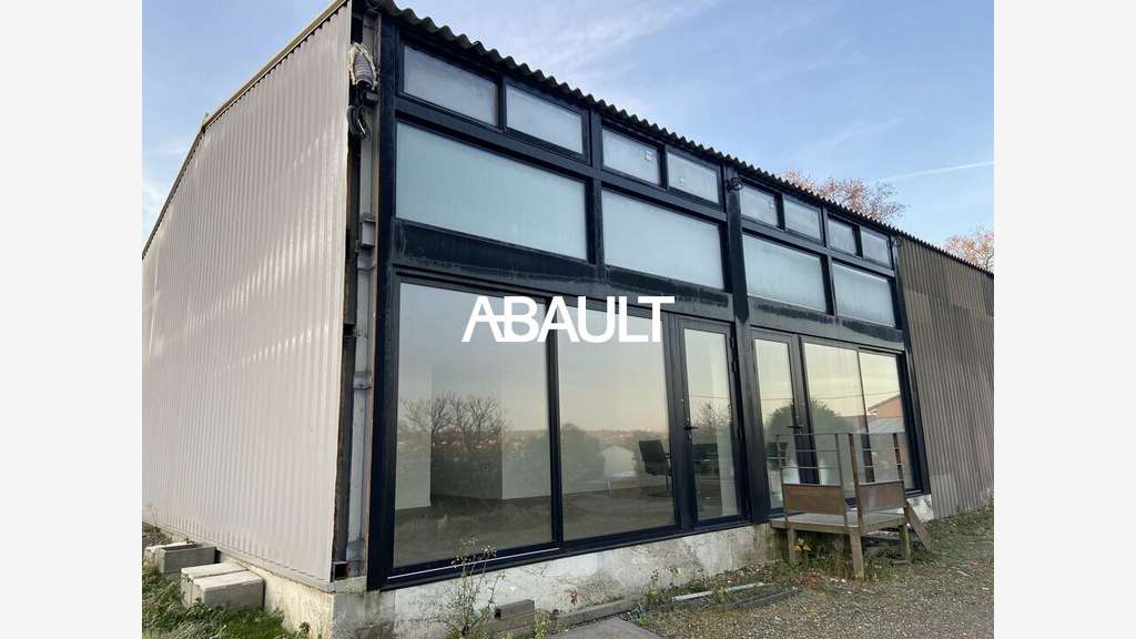 A louer local de 220m² accès facilité à Montrabé