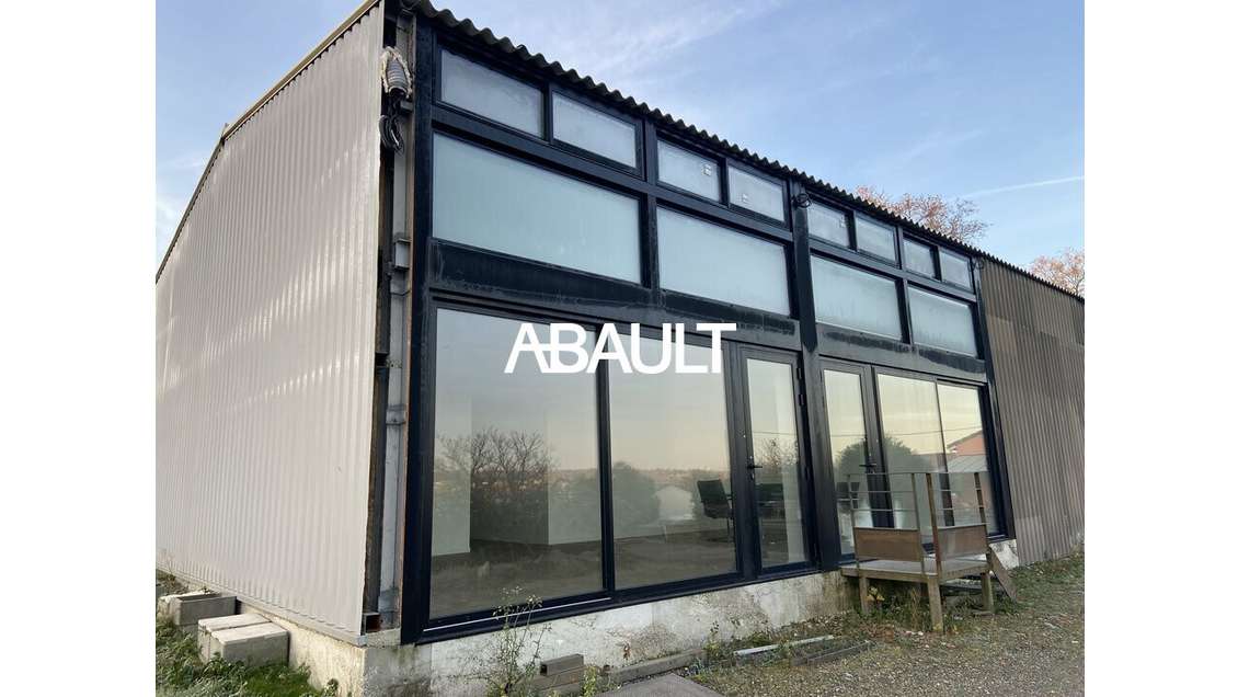 A louer local de 220m² accès facilité à Montrabé