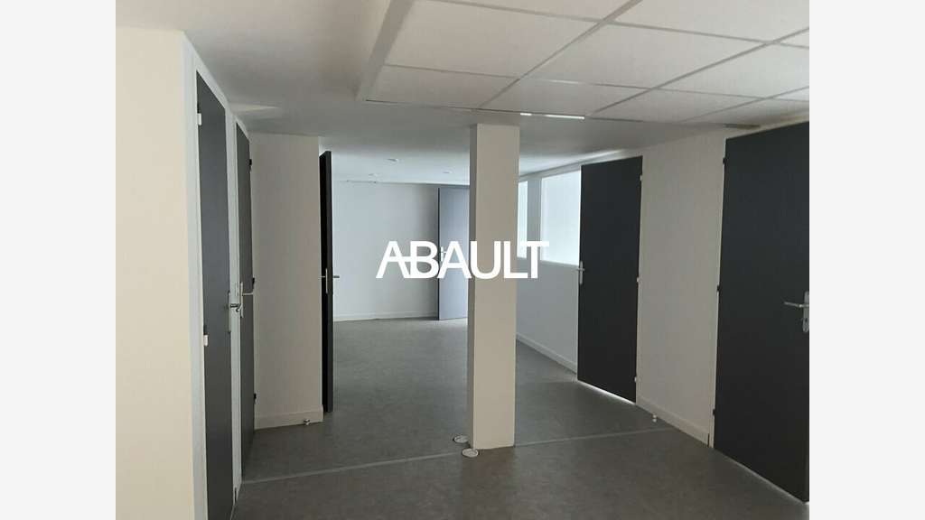 A louer local de 220m² accès facilité à Montrabé