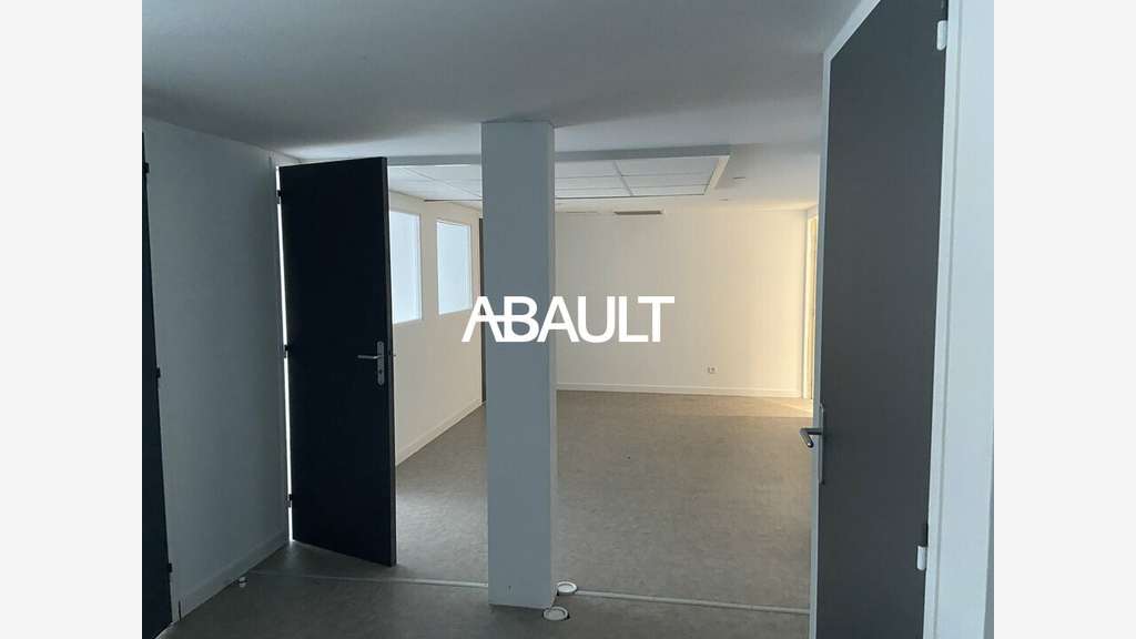 A louer local de 220m² accès facilité à Montrabé