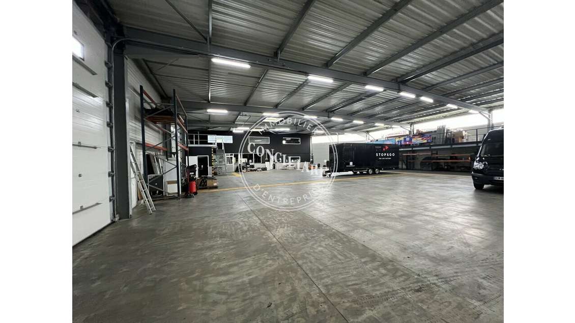 Entrepôt + bureaux 800m² à louer à Montrabé  
