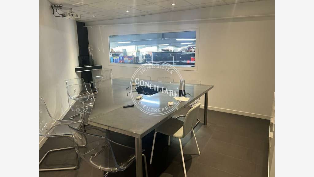 Entrepôt + bureaux 800m² à louer à Montrabé