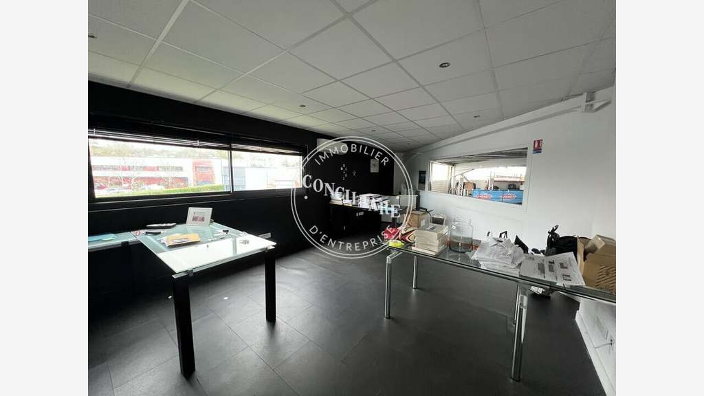 Entrepôt + bureaux 800m² à louer à Montrabé