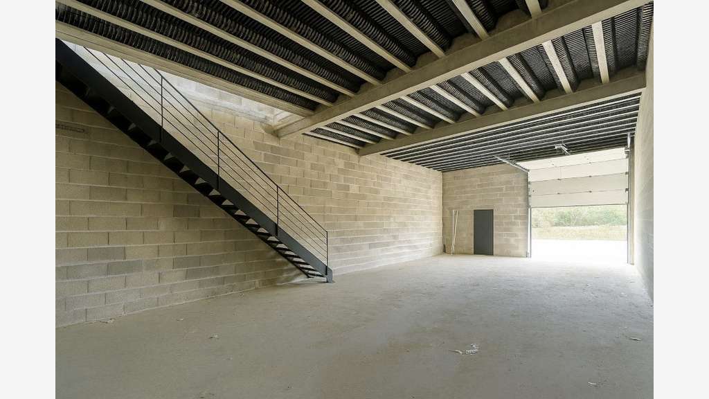 Entrepôt 133m² à louer en ZA à Montussan N89