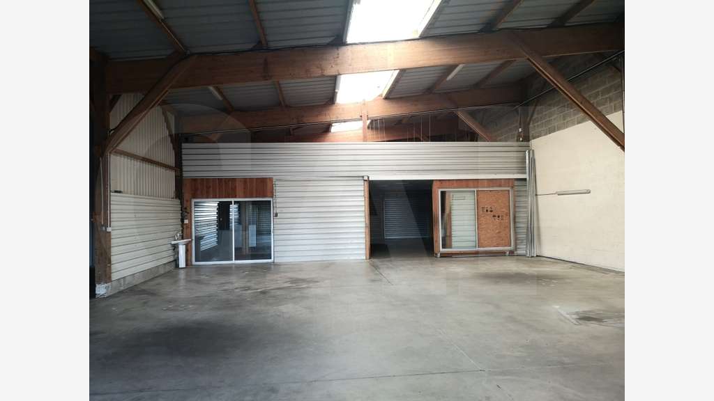 A louer local 354m² bord axe de passage Locminé