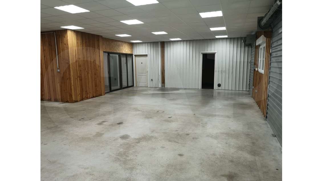 A louer local 354m² bord axe de passage Locminé