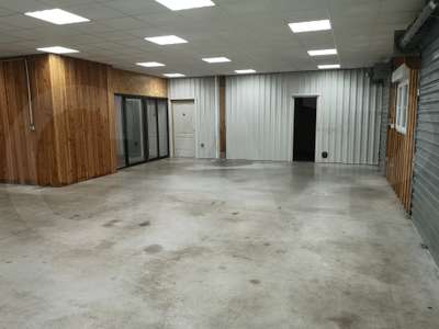 A louer local 354m² bord axe de passage Locminé