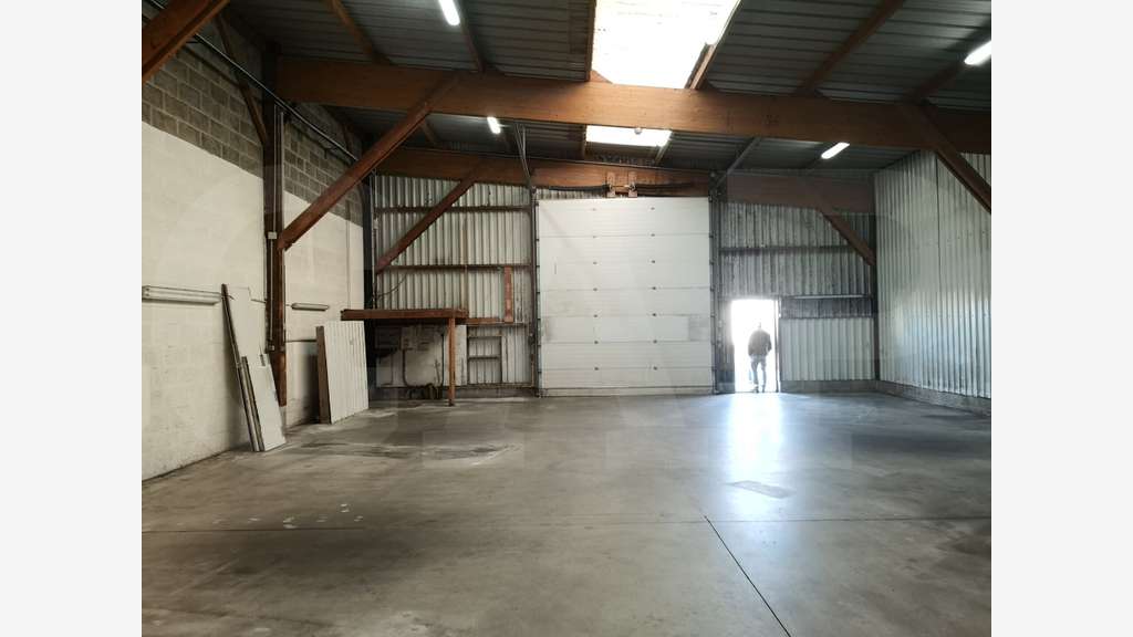 A louer local 354m² bord axe de passage Locminé