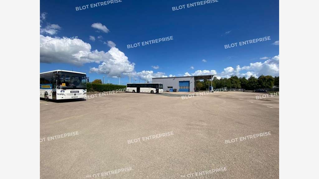 Loue locaux d'activités 285m² et terrain à Morlaix