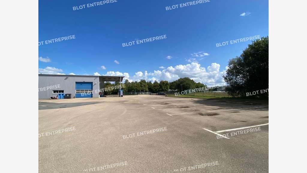 Loue locaux d'activités 285m² et terrain à Morlaix