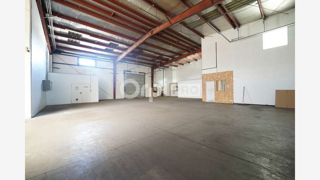 A louer local d'activité 880m² bien situé Mornant