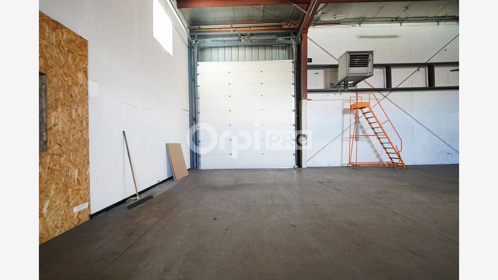 A louer local d'activité 880m² bien situé Mornant