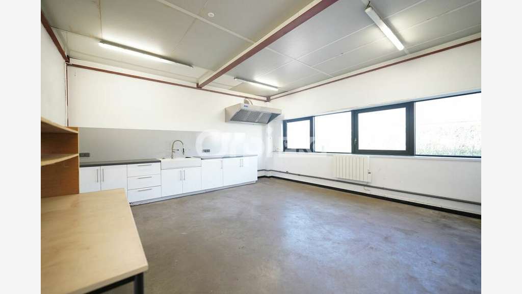 A louer local d'activité 880m² bien situé Mornant