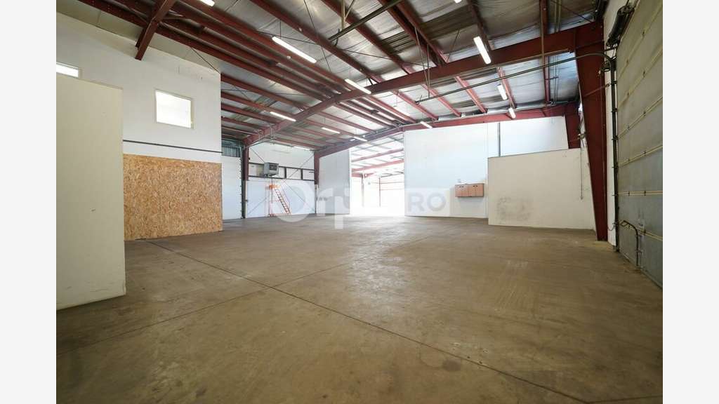 A louer local d'activité 880m² bien situé Mornant