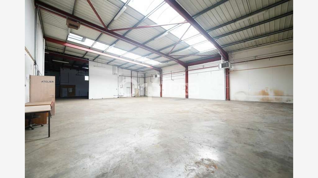 A louer local d'activité 880m² bien situé Mornant