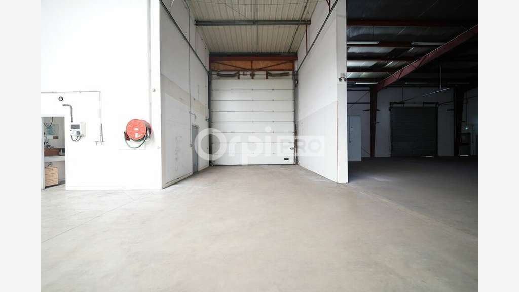 A louer local d'activité 880m² bien situé Mornant