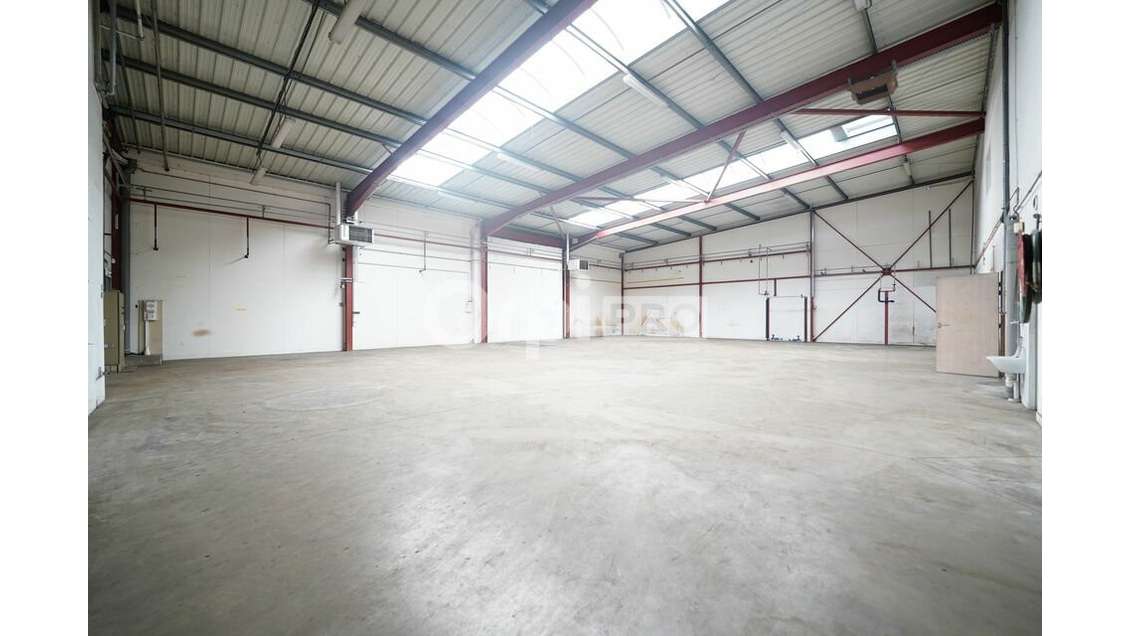 A louer local d'activité 880m² bien situé Mornant
