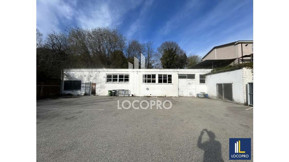 A louer local mixte 350m² avec accès PL à Mougins