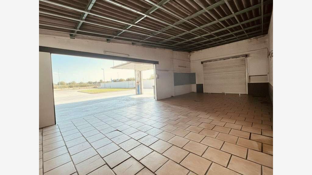 Local d'activité 155m² à louer à Moulle RN43