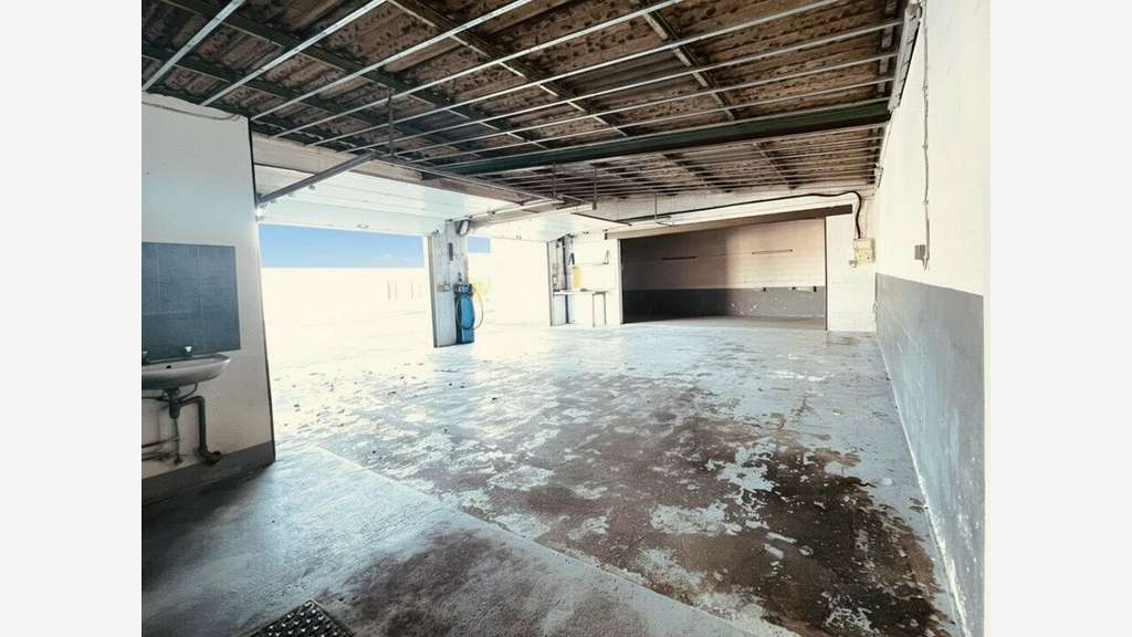 Local d'activité 155m² à louer à Moulle RN43