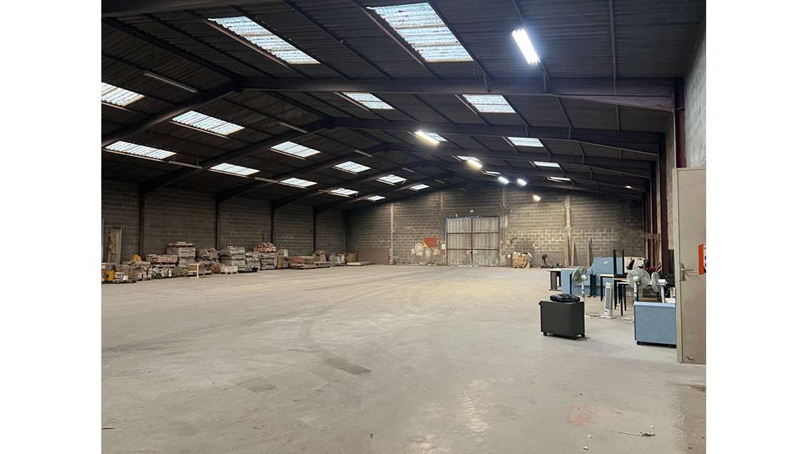 A louer bâtiment d'activité proche A87 Angers Sud