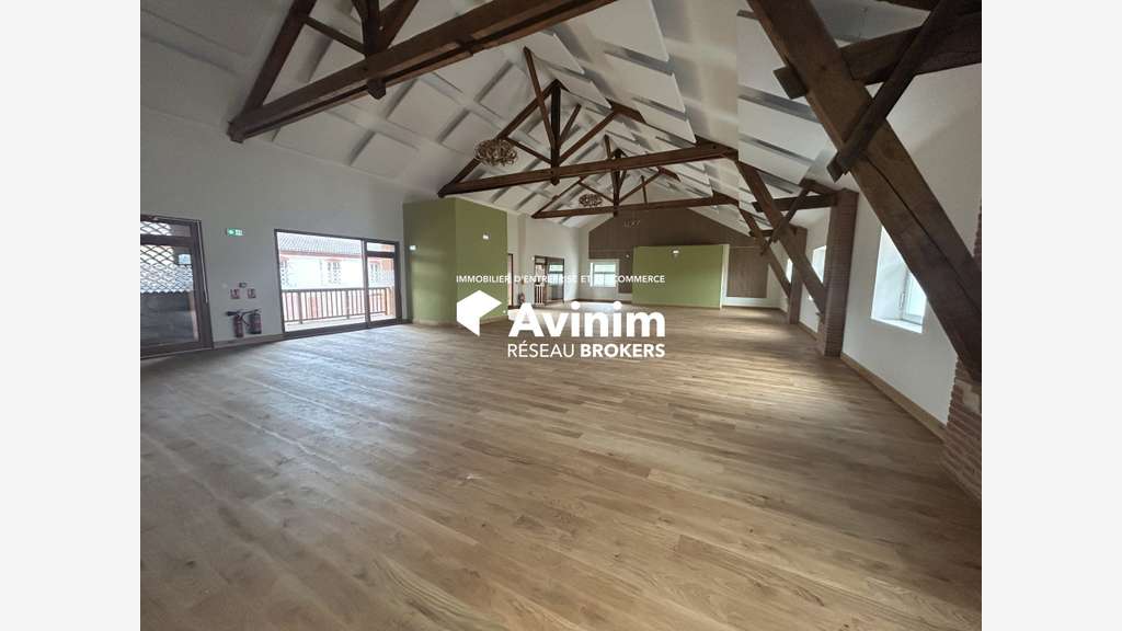 Loue ensemble professionnel de 497m² à Muret