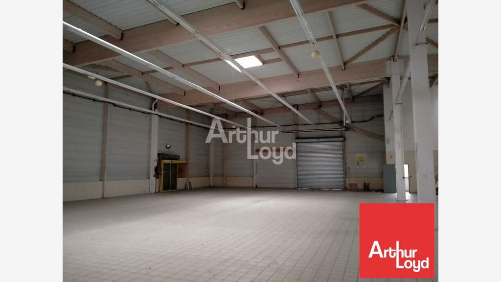 Local commercial 1500m² à louer à Naintré D910