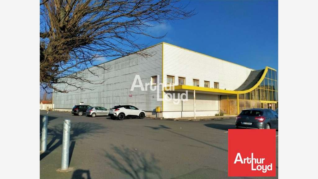 Local commercial 1500m² à louer à Naintré D910