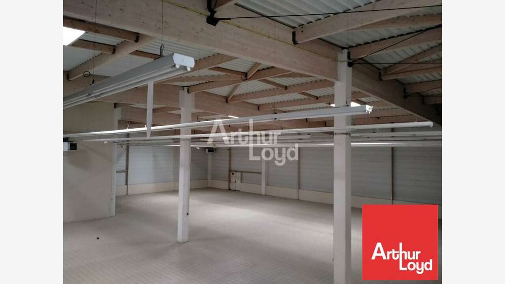 Local commercial 1500m² à louer à Naintré D910
