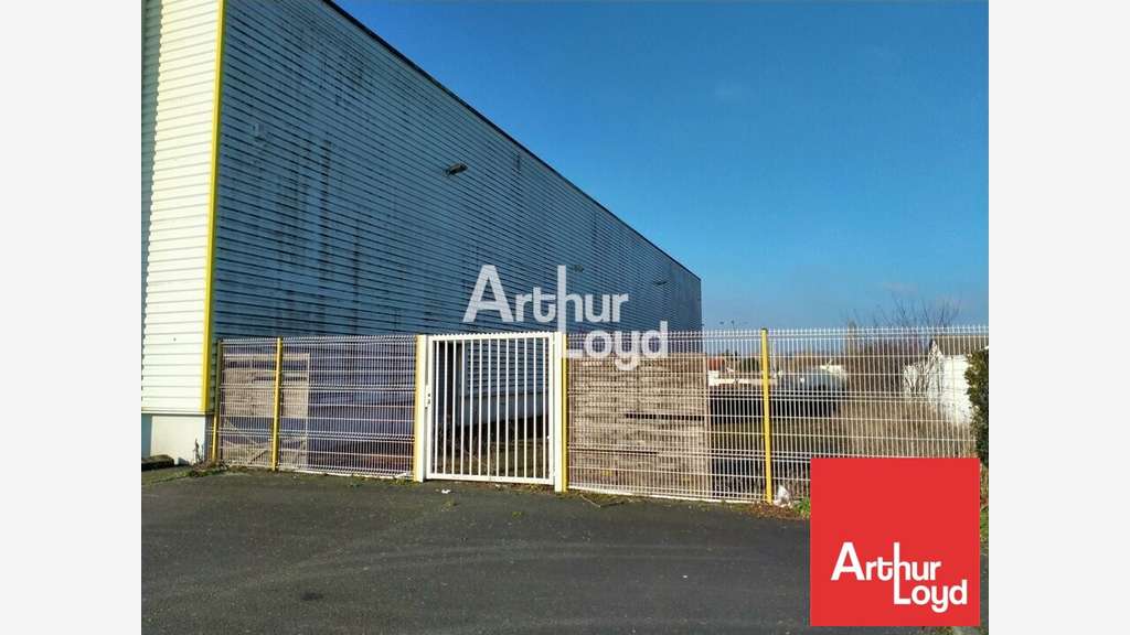 Local commercial 1500m² à louer à Naintré D910
