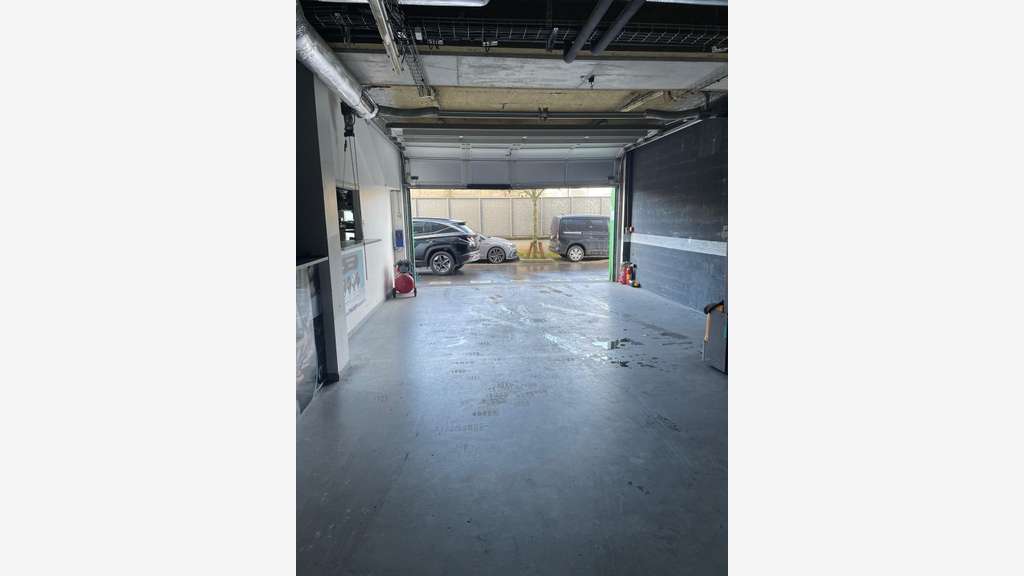 Cellule d'activité 93m² au pied de l'A86 Nanterre