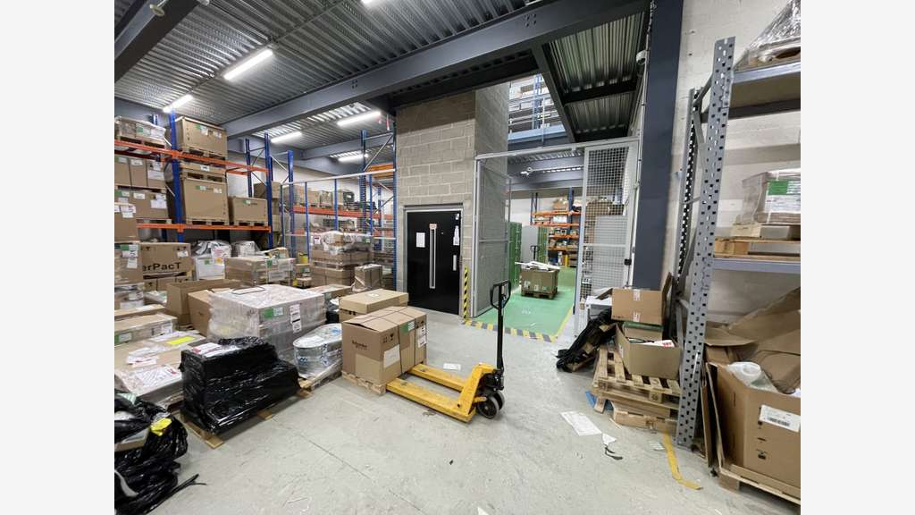 Local 700m² à Nanterre Zone des Guillerais A86 