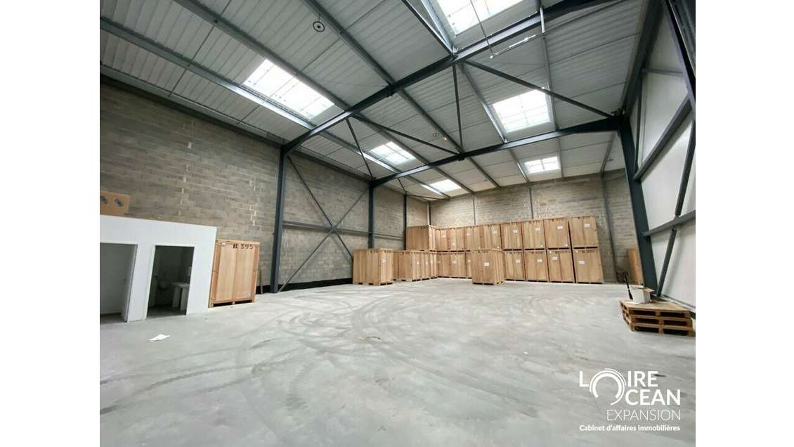 Local d'activité 808m² à louer à Nantes 