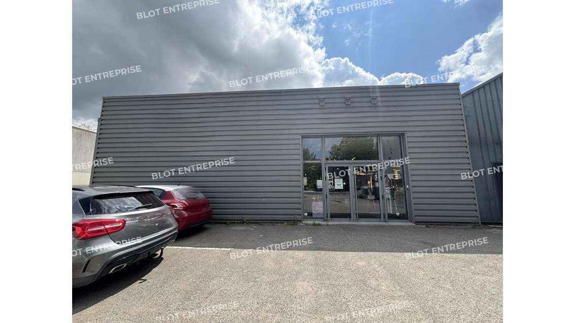 A louer locaux 385m² belle visibilité à Nantes