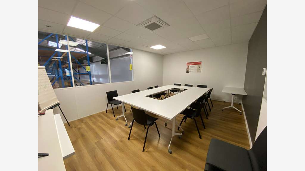 A louer local d'activité de 1250m² à Nantes Est