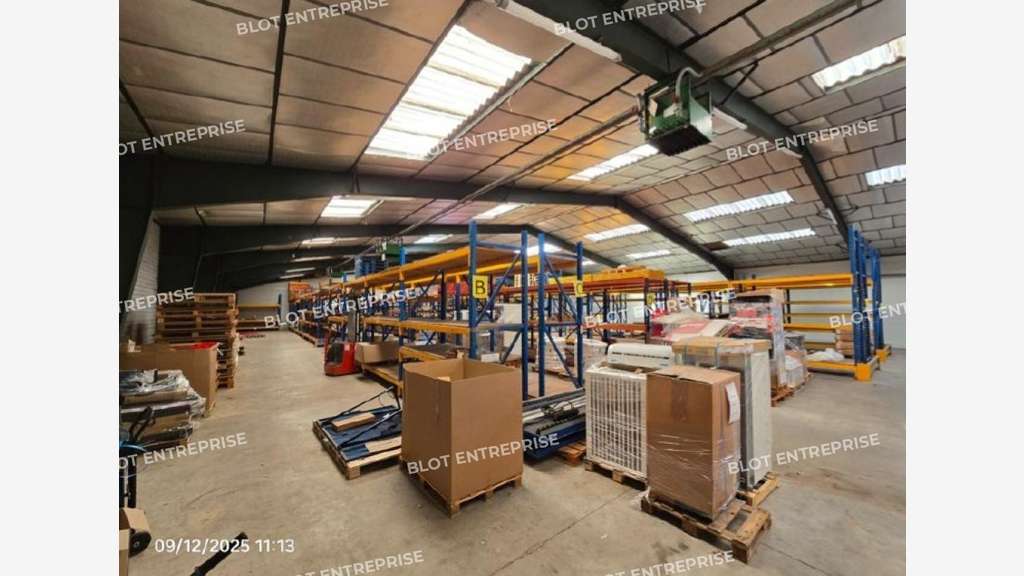 A louer locaux d'activités 1250m² Zone Nant'Est