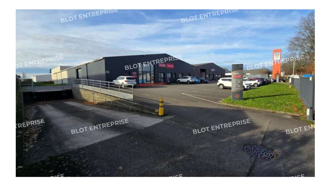 A louer locaux d'activités 1250m² Zone Nant'Est