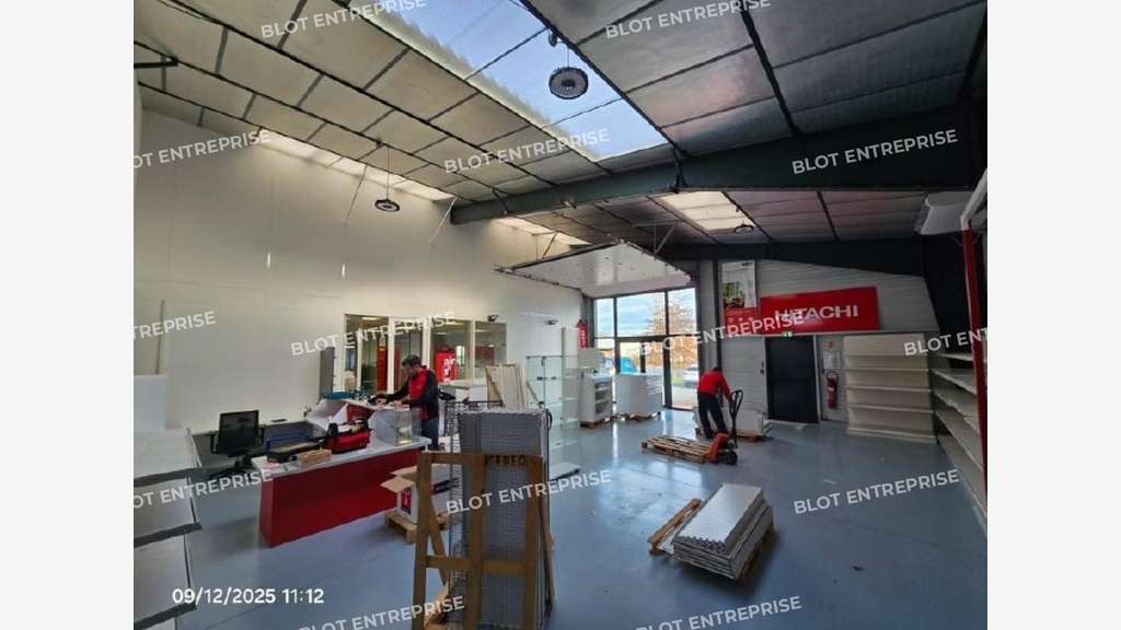 A louer locaux d'activités 1250m² Zone Nant'Est