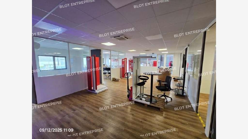 A louer locaux d'activités 1250m² Zone Nant'Est