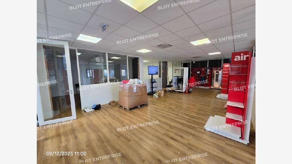 A louer locaux d'activités 1250m² Zone Nant'Est