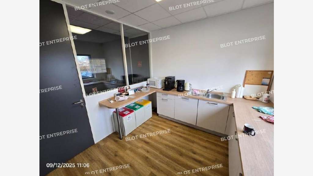 A louer locaux d'activités 1250m² Zone Nant'Est