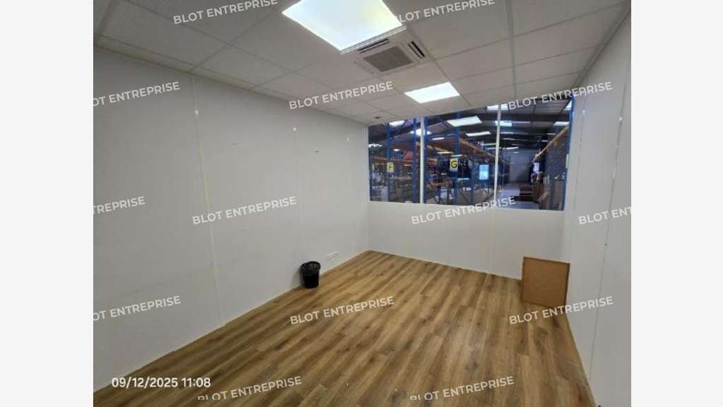 A louer locaux d'activités 1250m² Zone Nant'Est