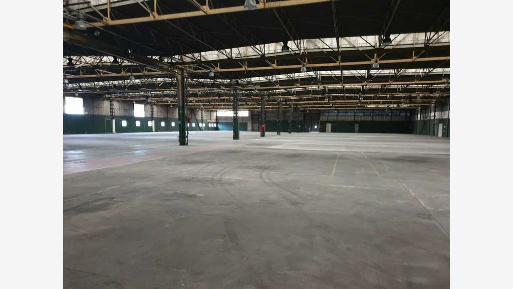 Loue entrepôts urbains de 5600m² à Nantes