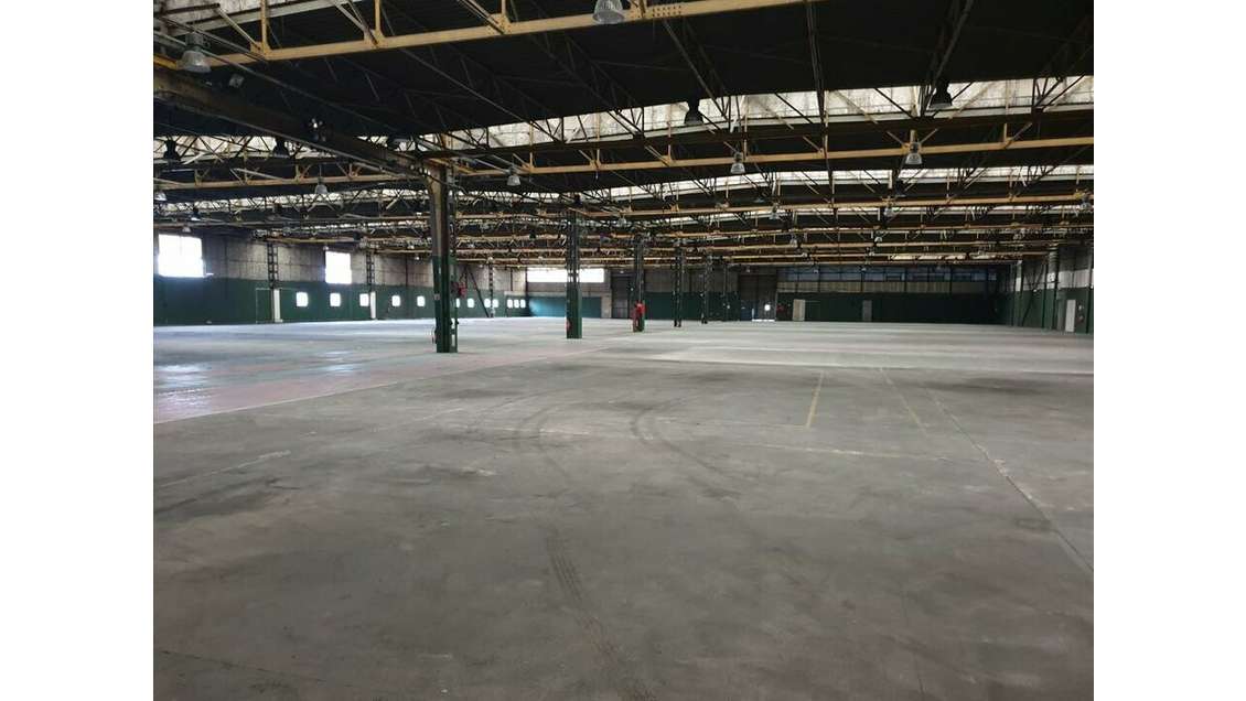 Loue entrepôts urbains de 5600m² à Nantes