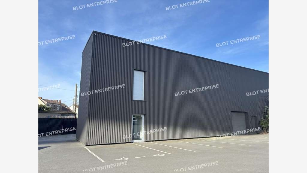 A louer locaux d'activités récent 526m² à Nantes
