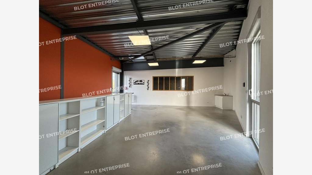 A louer locaux d'activités récent 526m² à Nantes