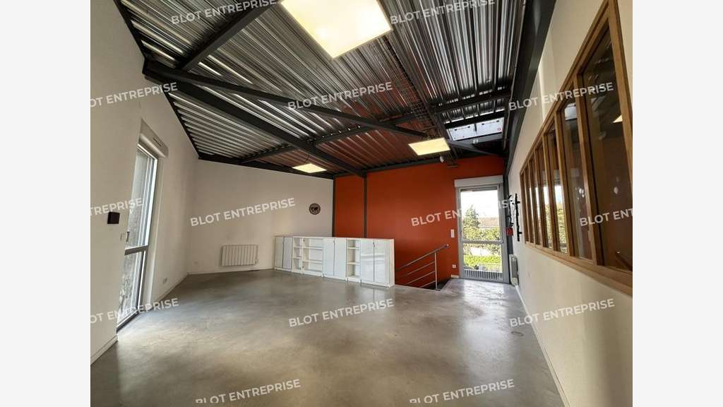 A louer locaux d'activités récent 526m² à Nantes