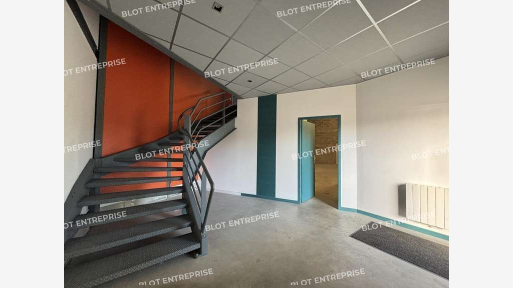 A louer locaux d'activités récent 526m² à Nantes