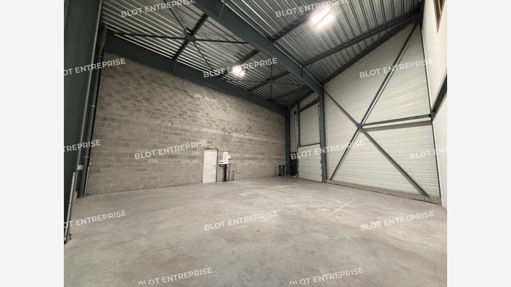 A louer locaux d'activités récent 526m² à Nantes