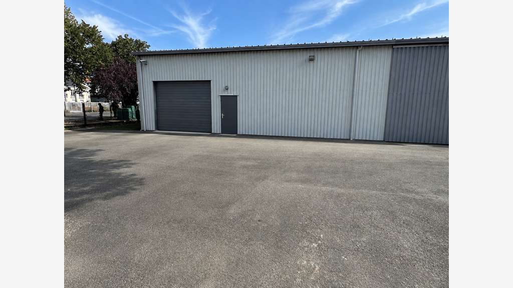 A LOUER : Local d'activité 195 m2 ou 160 m2 -